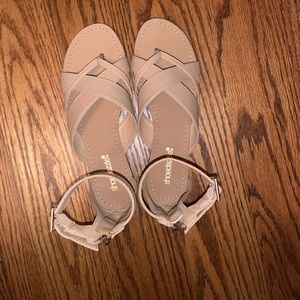 NWOT ShoeDazzle Julie Tan Flat Sandal